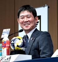 　記者からの質問に笑顔で答える日本代表・森保一監督（撮影・佐藤厚）
