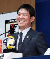　記者からの質問に笑顔で答える日本代表・森保一監督（撮影・佐藤厚）