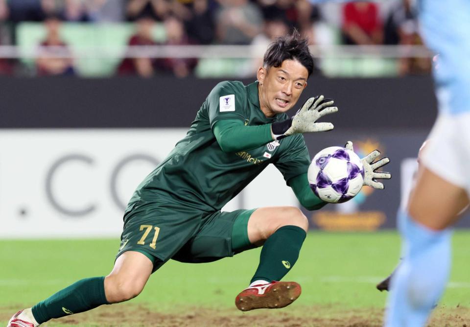 　後半、シュートをセーブする神戸・ＧＫ権田（撮影・立川洋一郎）