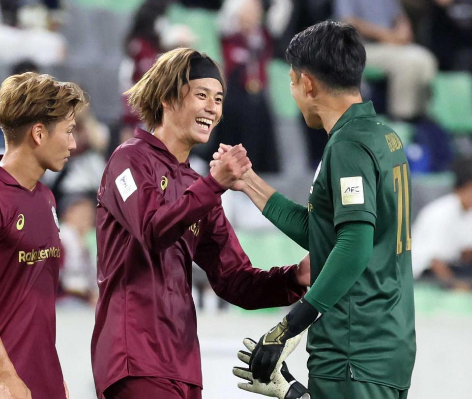 　権田（右）と握手を交わす汰木