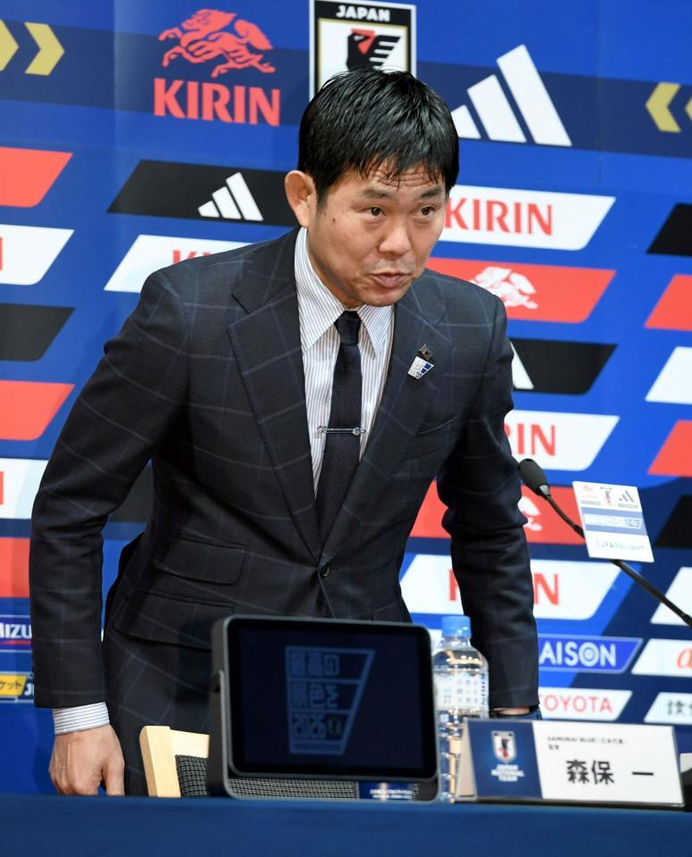 　報道陣に一礼して着席する日本代表・森保一監督（撮影・佐藤厚）