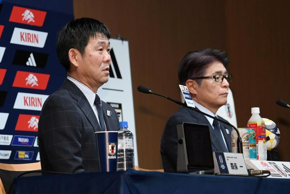 　約１時間の会見を行った日本代表・森保一監督（左）と山本昌邦ナショナルチームダイレクター（撮影・佐藤厚）