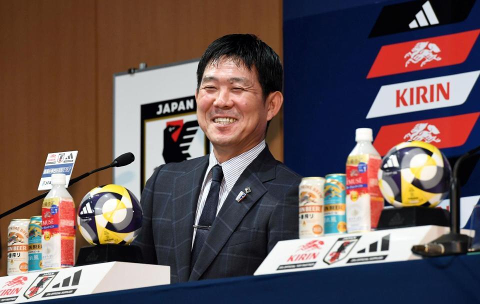 　記者からの質問に笑顔で答える日本代表・森保一監督（撮影・佐藤厚）