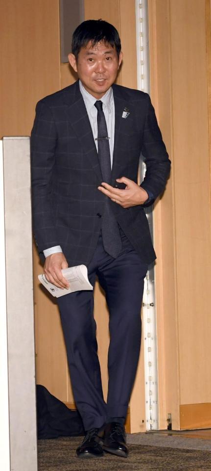 　会見を終え引き揚げる日本代表・森保一監督（撮影・佐藤厚）