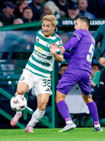 　ブラガ戦で競り合うセルティックの前田（左）＝グラスゴー（共同）