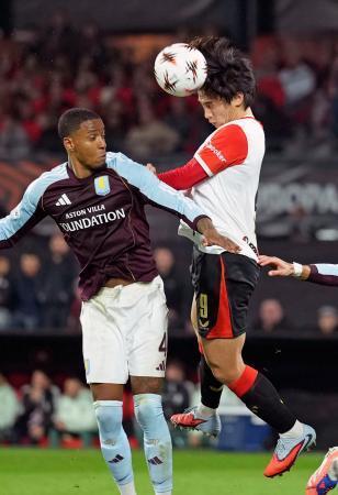 　アストンビラ戦でヘディングするフェイエノールトの上田（右）＝ロッテルダム（共同）