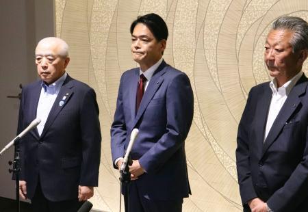 　取材に応じる横浜市の山中竹春市長（中央）＝３日午後、横浜市役所