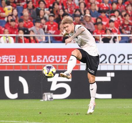 　前半、ゴールを狙う神戸・酒井高徳（撮影・佐々木彰尚）