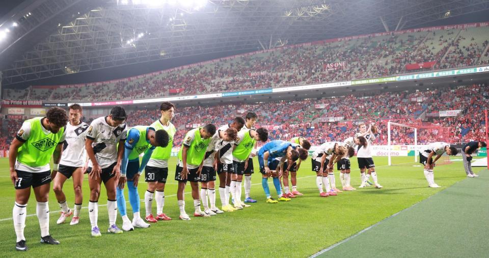 　サポーターにあいさつをする神戸イレブン（撮影・佐々木彰尚）