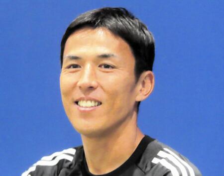 　笑顔で取材に応じる日本代表・長谷部誠コーチ