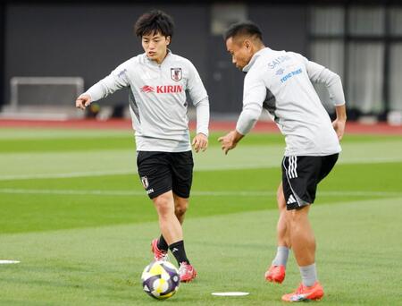 　パラグアイとブラジルとの国際親善試合に向け、調整する相馬（左）と長友