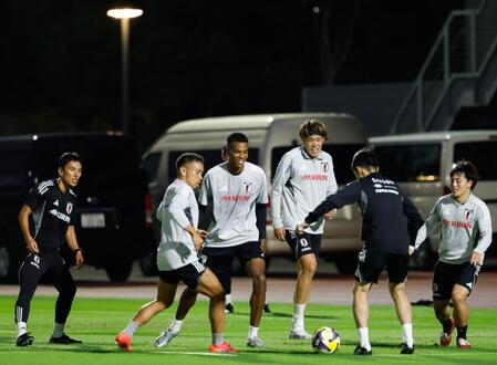 　パラグアイとブラジルとの国際親善試合に向け、調整する（左から）長谷部コーチ、長友、望月ら