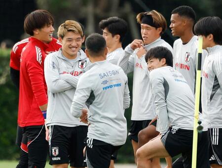 　パラグアイとブラジルとの国際親善試合に向けた練習で、笑顔を見せる堂安（左から２人目）ら