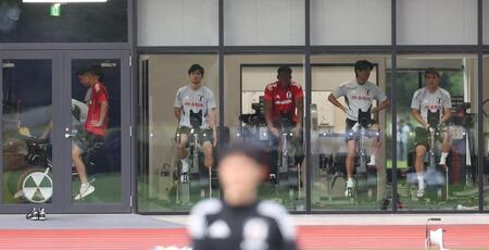 　バイクマシンで調整する（左から）早川友基、谷口彰悟、鈴木彩艶、中村敬斗、堂安律（撮影・佐々木彰尚）