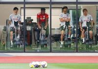 　パラグアイとブラジルとの国際親善試合に向け、調整する（左から）谷口、ＧＫ鈴木彩、中村、堂安