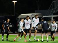 　パラグアイとブラジルとの国際親善試合に向け、調整する（左から）長谷部コーチ、長友、望月ら