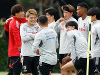 　パラグアイとブラジルとの国際親善試合に向けた練習で、笑顔を見せる堂安（左から２人目）ら