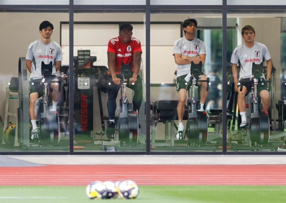 　パラグアイとブラジルとの国際親善試合に向け、調整する（左から）谷口、ＧＫ鈴木彩、中村、堂安