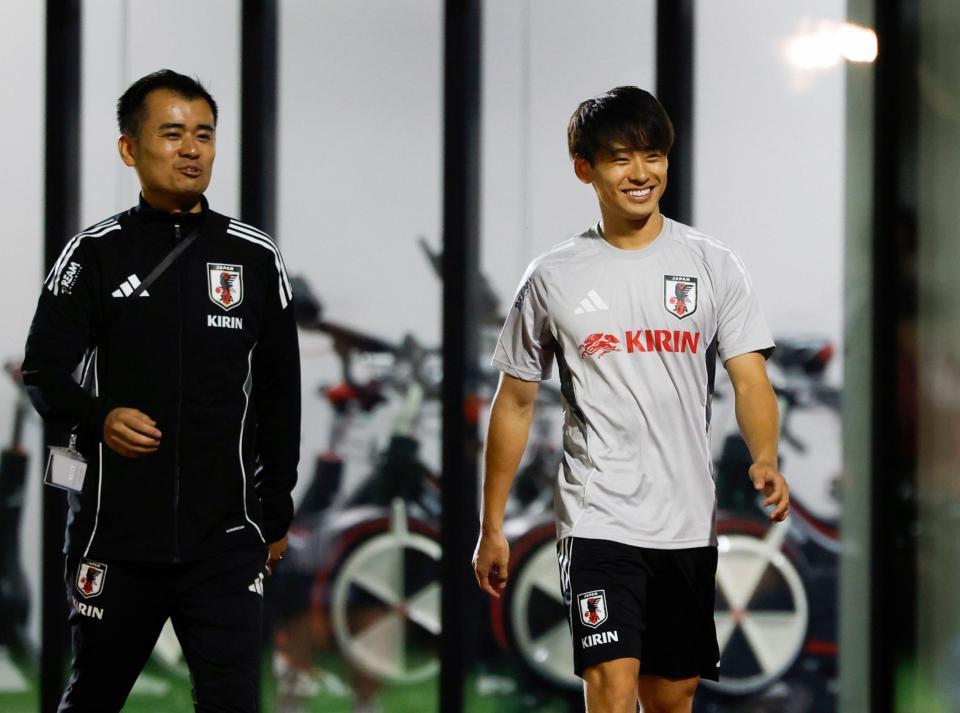 　パラグアイとブラジルとの国際親善試合に向けた練習で、取材対応に向かう斉藤（右）