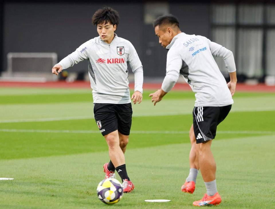　パラグアイとブラジルとの国際親善試合に向け、調整する相馬（左）と長友