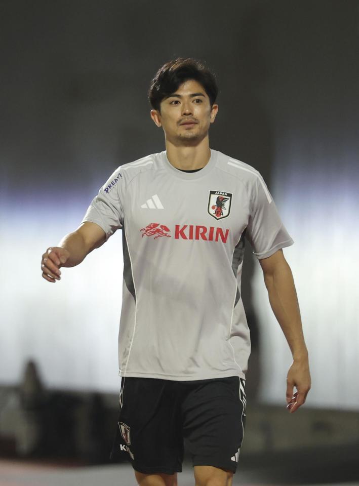 　取材に向かう谷口彰悟（撮影・佐々木彰尚）