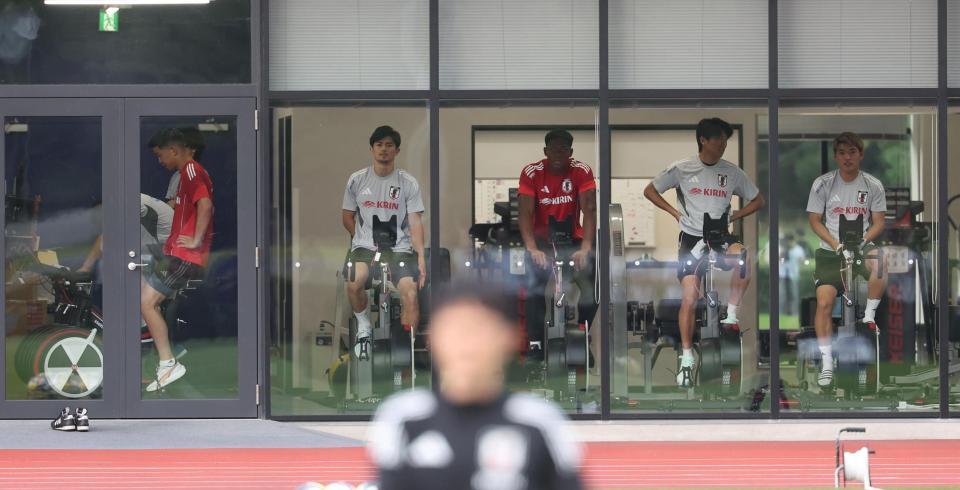 　バイクマシンで調整する（左から）早川友基、谷口彰悟、鈴木彩艶、中村敬斗、堂安律（撮影・佐々木彰尚）