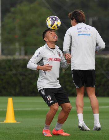 　練習に励む長友
