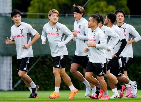 　パラグアイ戦に向け、調整する（左から）谷口、堂安ら日本代表＝千葉市内