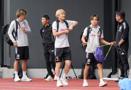 　パラグアイ戦に向けた練習に臨む久保（右から２人目）ら＝千葉市内