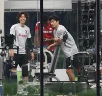 　室内で調整した谷口（撮影・佐々木彰尚）