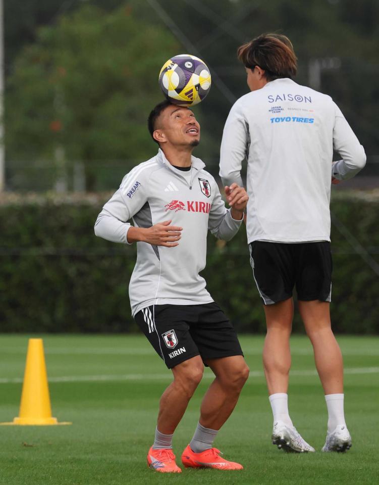 　練習に励む長友