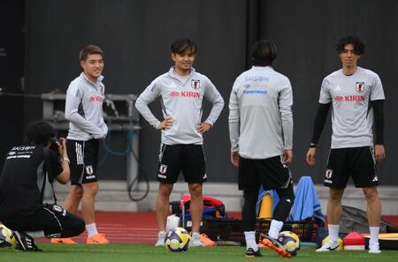 　練習前にリラックスした表情を見せる（左から）堂安律、久保建英、１人おいて田中碧（撮影・堀内翔）