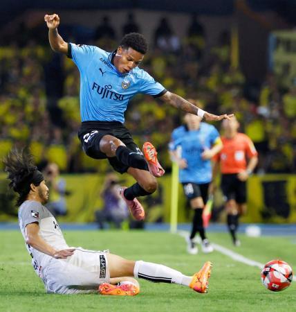 　川崎-柏　後半、競り合う川崎・マルシーニョ（上）と柏・犬飼＝Ｕ等々力