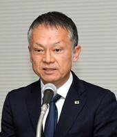　影山雅永技術委員長の解任を発表する湯川和之専務理事