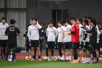 　森保一監督の話を聞く日本代表・久保建英（中央）＝撮影・堀内翔