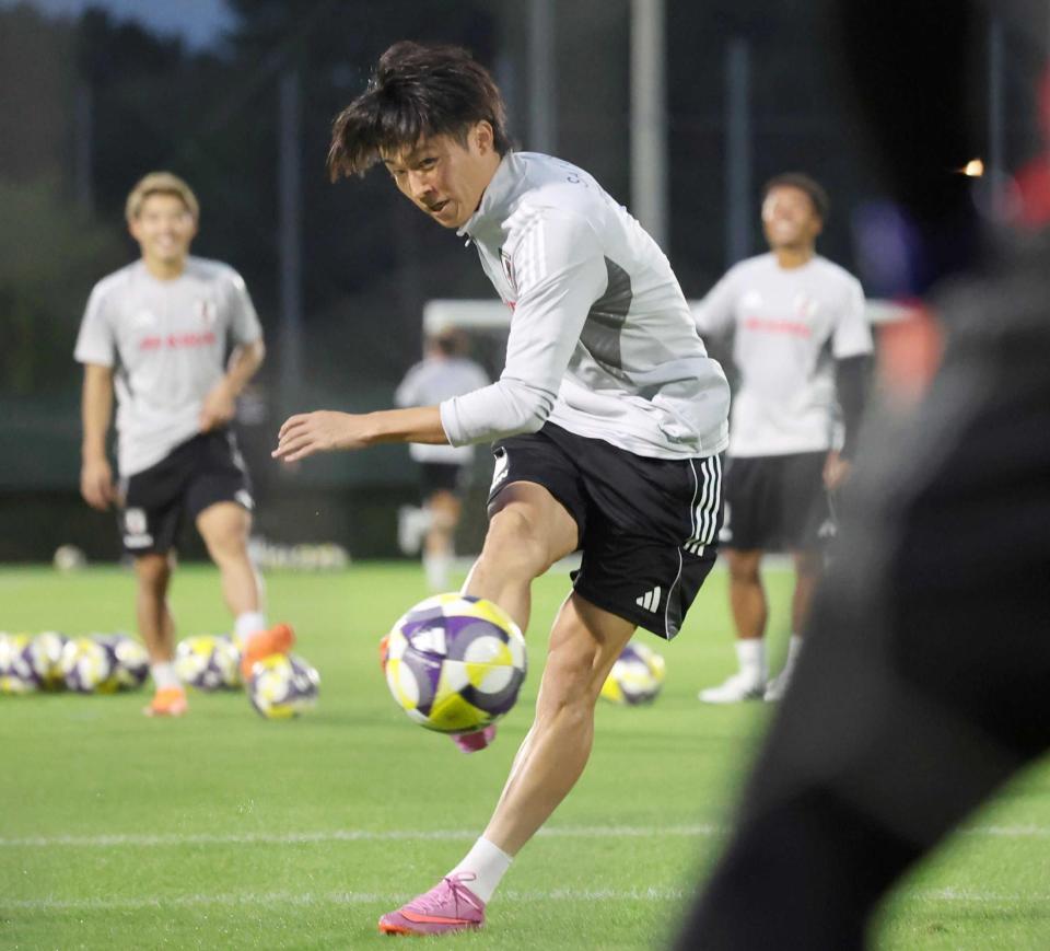 　堂安（左奥）らとシュート練習する中村（撮影・吉澤敬太）