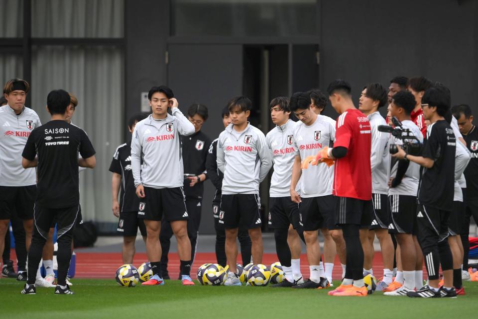 　森保一監督の話を聞く日本代表・久保建英（中央）＝撮影・堀内翔