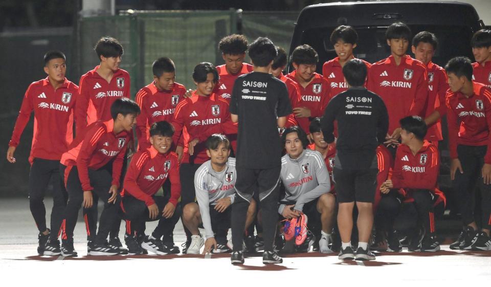 　Ｕ１６の選手たちと記念撮影をする日本代表・久保建英（前列中央左）と南野拓実（前列中央右）＝撮影・堀内翔