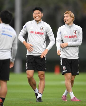 　練習中にリラックスした表情を見せる鈴木淳。右は橋岡