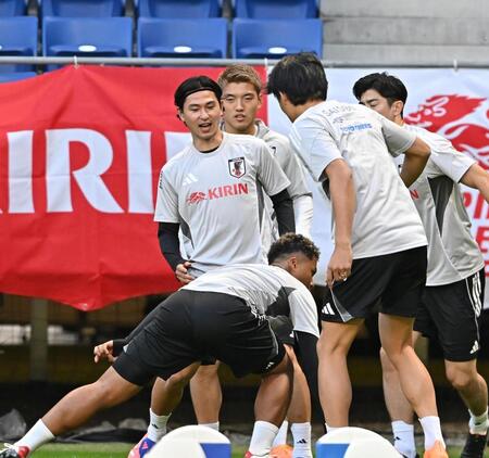 　トレーニングする日本代表・南野拓実（左）＝撮影・西田忠信