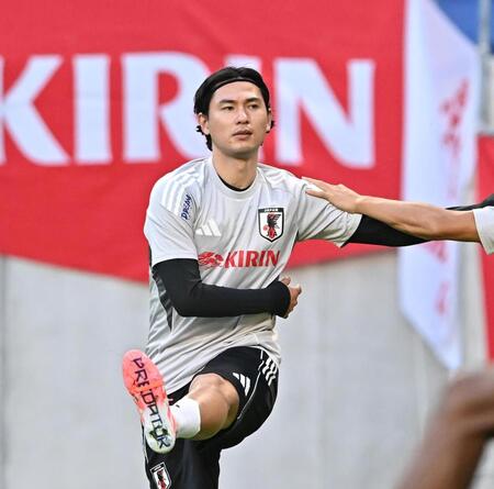 　体をほぐす日本代表・南野拓実（撮影・西田忠信）