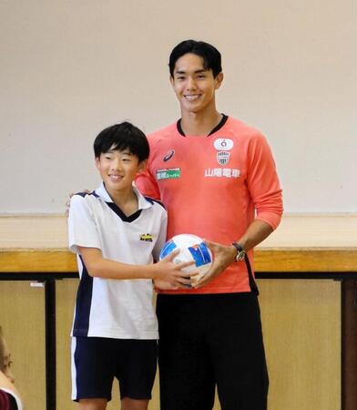 　会下山小学校にボールを寄贈した神戸・武藤（右）