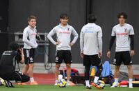 　練習前にリラックスした表情を見せる（左から）堂安、久保（撮影・堀内翔）