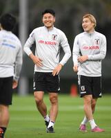　練習中にリラックスした表情を見せる鈴木淳。右は橋岡