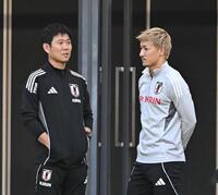 　日本代表・前田大然（右）と話をする日本代表・森保一監督（撮影・西田忠信）
