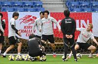 　軽快な動きを見せる日本代表・上田綺世（中央）＝撮影・西田忠信