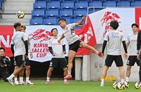 　軽快な動きを見せる日本代表・長友佑都（撮影・西田忠信）