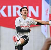 　体をほぐす日本代表・南野拓実（撮影・西田忠信）