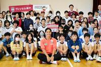 　会下山小学校で児童と交流する神戸・武藤（中央）