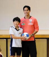 　会下山小学校にボールを寄贈した神戸・武藤（右）